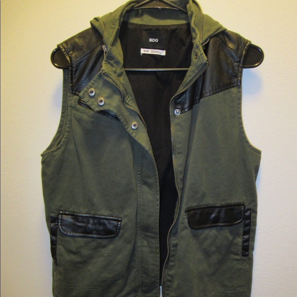 MEDIUM NAVY GREEN VEST